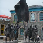 Diese Skulptur am Liberation Square erinnert an die Befreiung am 09. Mai 1945