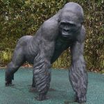 Statue von Gorilla "Jambo", der ein Kind, das Ende der 1980er in sein Gehege im Durrell Wildlife Park fiel und bewusstlos am Boden lag, vor seinen Artgenossen beschützte