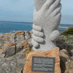 Monument zum Gedenken an die erfolgreiche Rettung aller 307 Passagiere und Besatzungsmitglieder des französischen Katamarans "Saint-Malo" im Jahr 1995, der einige hundert Meter von La Corbiére Lighthouse entfernt einen Felsen gerammt hatte